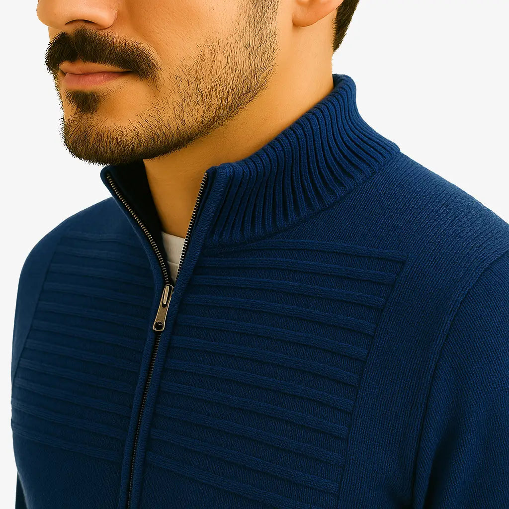 Homem vestindo suéter masculino azul marinho com zíper frontal e textura canelada no peito, ideal para outono e inverno.