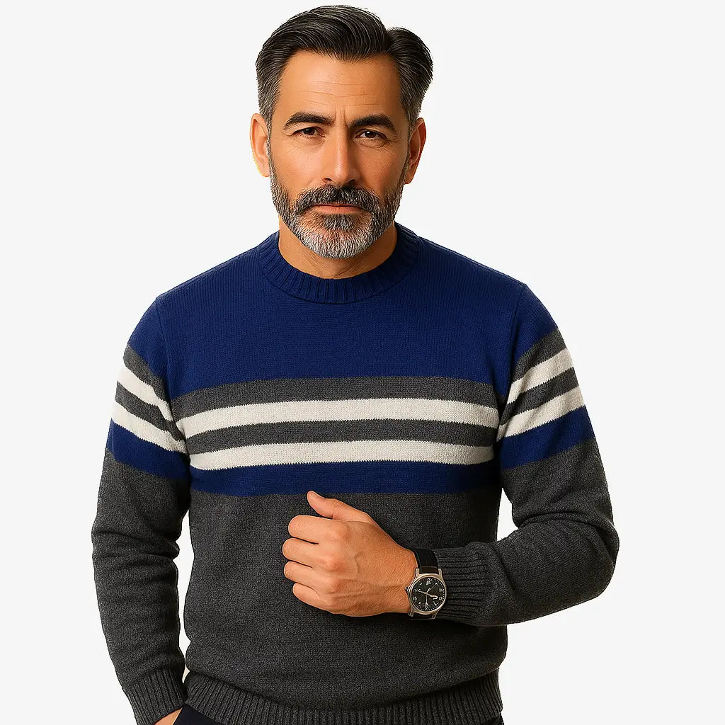 Homem vestindo suéter masculino listrado nas cores Cinza, azul-marinho e branco, com gola redonda, ideal para o inverno.