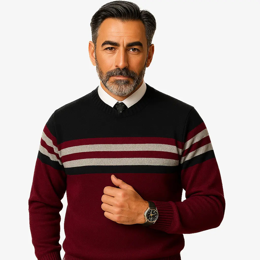Homem vestindo suéter masculino listrado nas cores marsala, preto e branco, com gola redonda, ideal para o inverno.