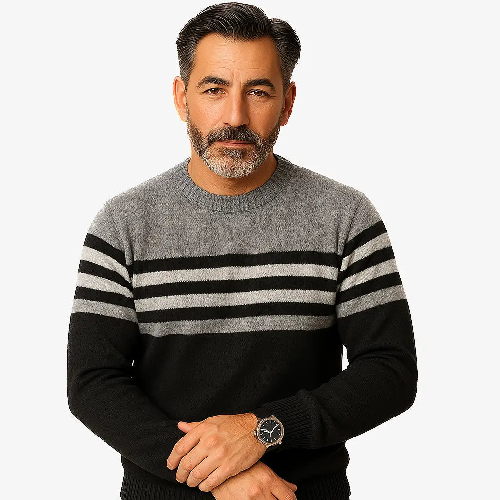 Homem vestindo suéter masculino listrado nas cores cinza, preto e branco, com gola redonda, ideal para o inverno.