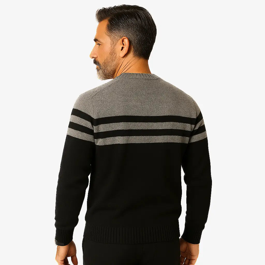 Homem vestindo suéter masculino listrado nas cores cinza, preto e branco, com gola redonda, ideal para o inverno.