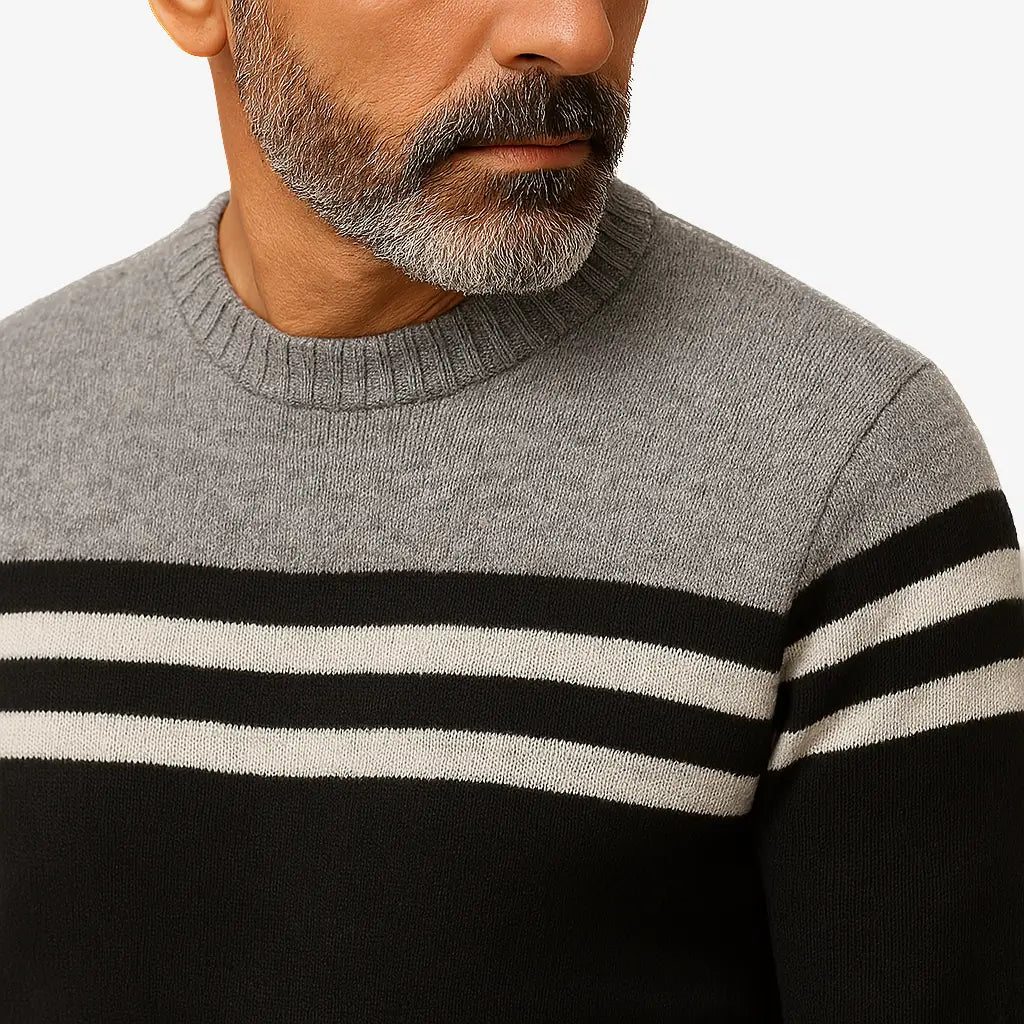 Homem vestindo suéter masculino listrado nas cores cinza, preto e branco, com gola redonda, ideal para o inverno.