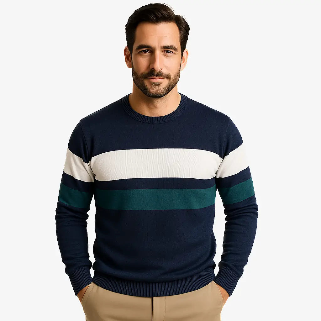 Homem vestindo suéter masculino listrado azul marinho, branco e verde, com gola redonda e manga comprida. Look casual para o inverno.