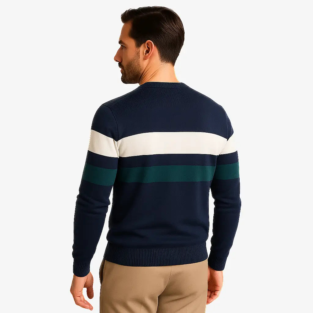 Homem vestindo suéter masculino listrado azul marinho, branco e verde, com gola redonda e manga comprida. Look casual para o inverno.