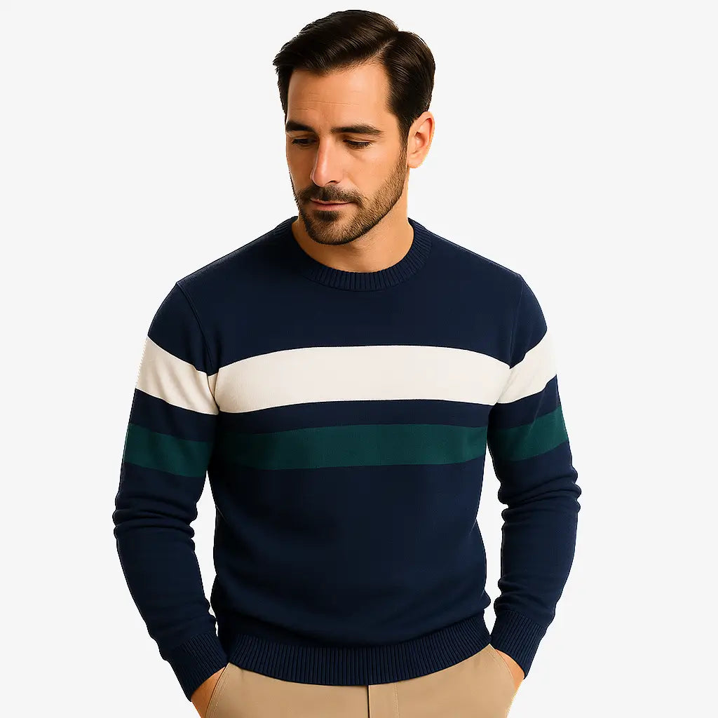 Homem vestindo suéter masculino listrado azul marinho, branco e verde, com gola redonda e manga comprida. Look casual para o inverno.