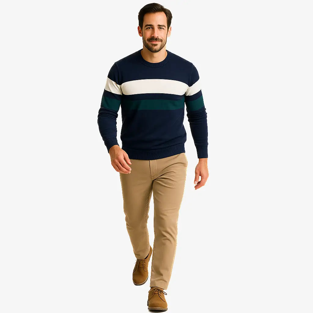 Homem vestindo suéter masculino listrado azul marinho, branco e verde, com gola redonda e manga comprida. Look casual para o inverno.