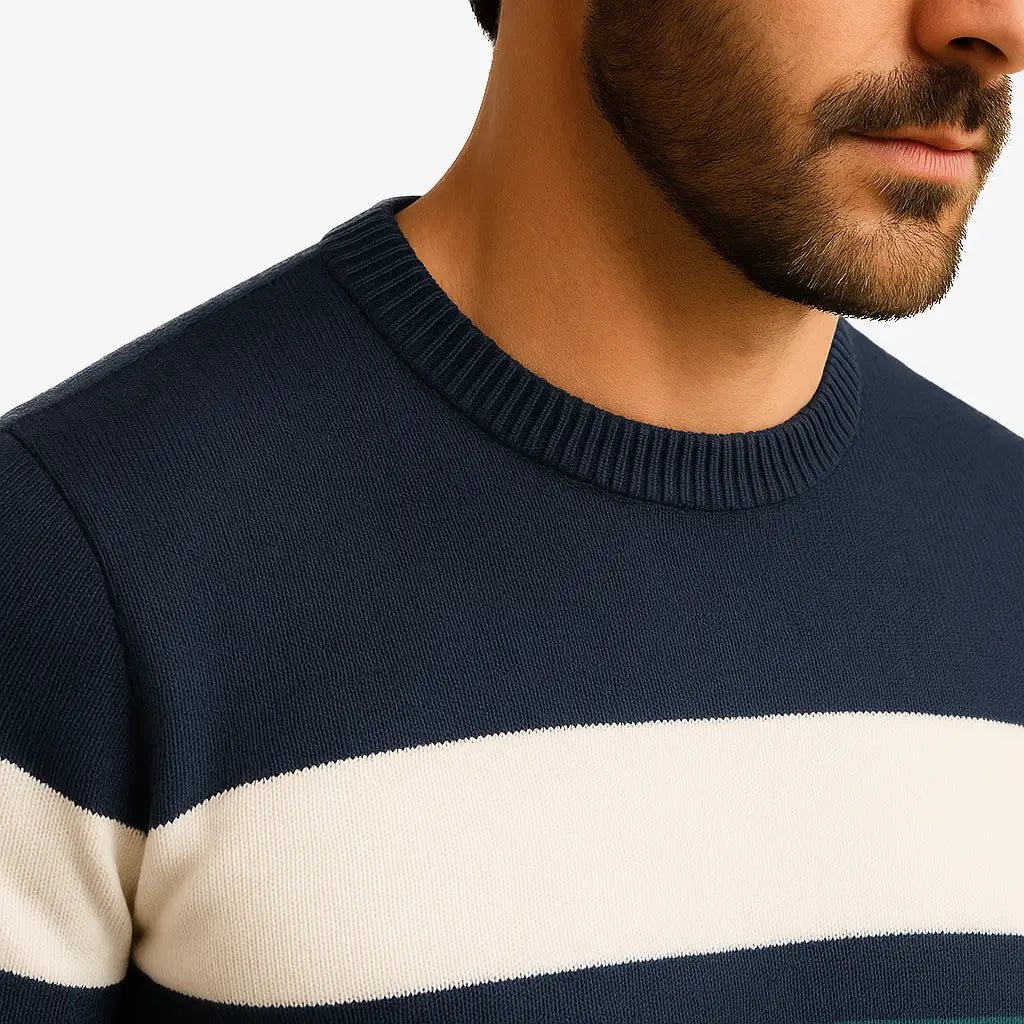 Homem vestindo suéter masculino listrado azul marinho, branco e verde, com gola redonda e manga comprida. Look casual para o inverno.