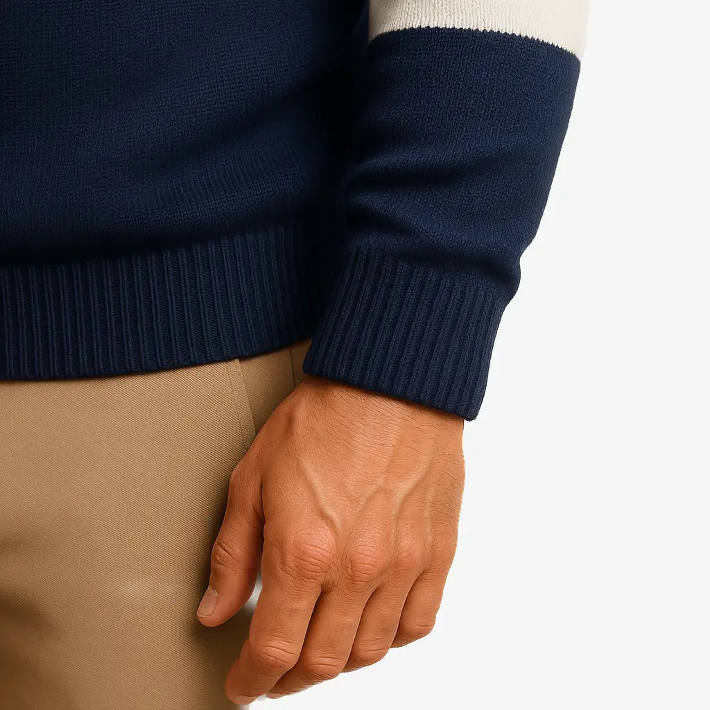 Homem vestindo suéter masculino listrado azul marinho, branco e verde, com gola redonda e manga comprida. Look casual para o inverno.