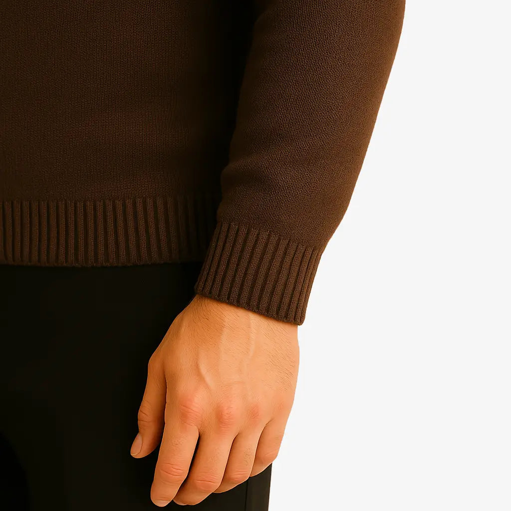Homem vestindo suéter masculino marrom escuro de tricô, com gola redonda e mangas compridas, ideal para o inverno.