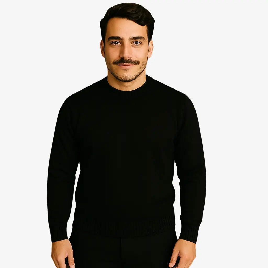 Homem vestindo suéter masculino preto de tricô, com gola redonda e mangas compridas, ideal para o inverno.