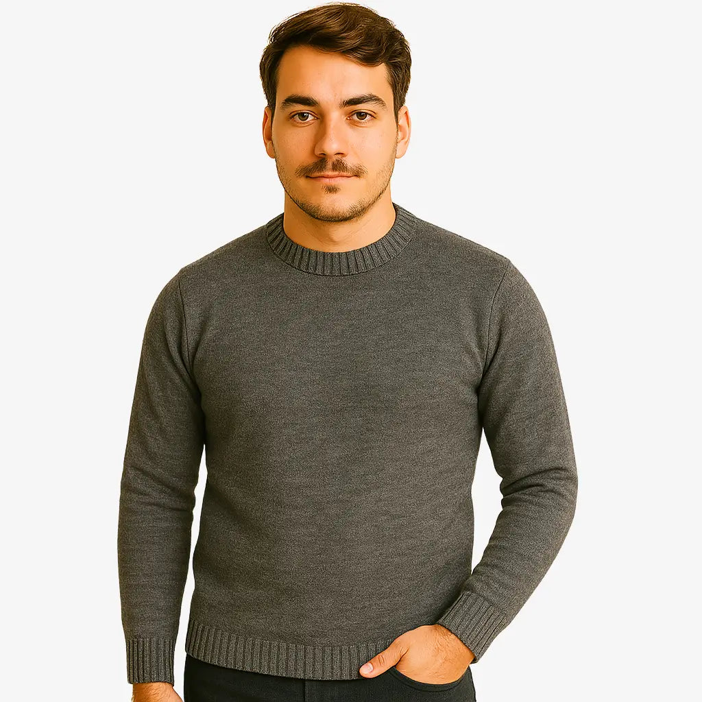 Homem vestindo suéter masculino cinza de tricô, com gola redonda e mangas compridas, ideal para o inverno.