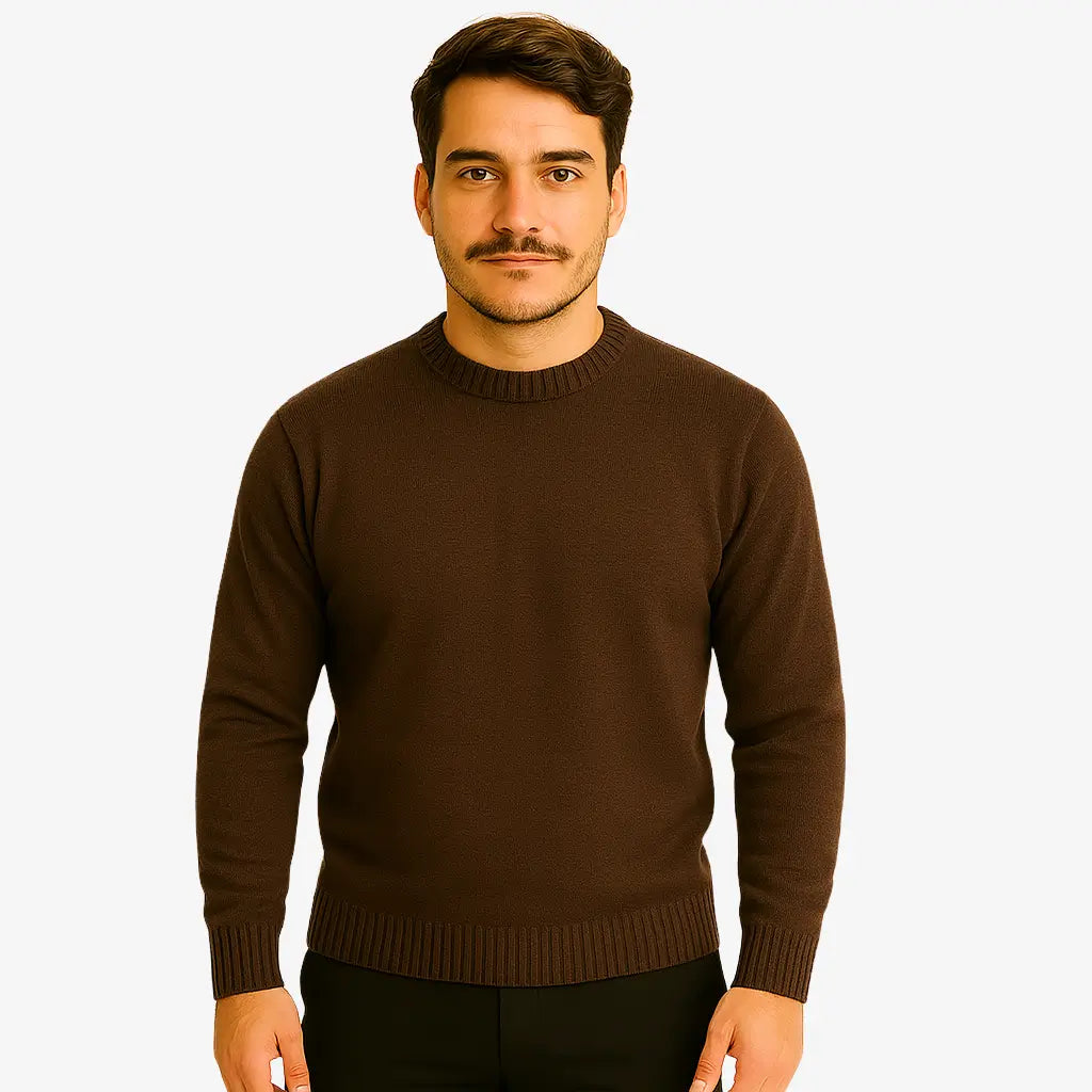 Homem vestindo suéter masculino marrom escuro de tricô, com gola redonda e mangas compridas, ideal para o inverno.