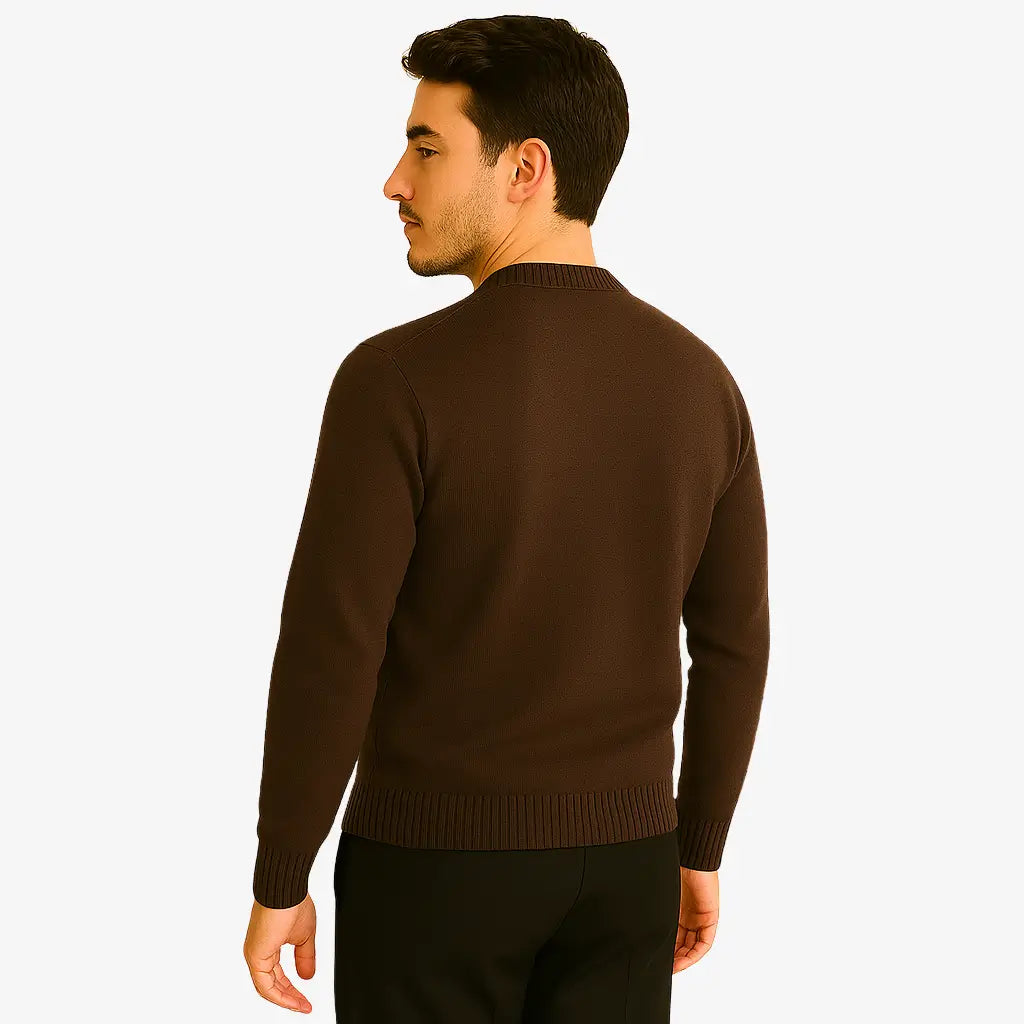 Homem vestindo suéter masculino marrom escuro de tricô, com gola redonda e mangas compridas, ideal para o inverno.