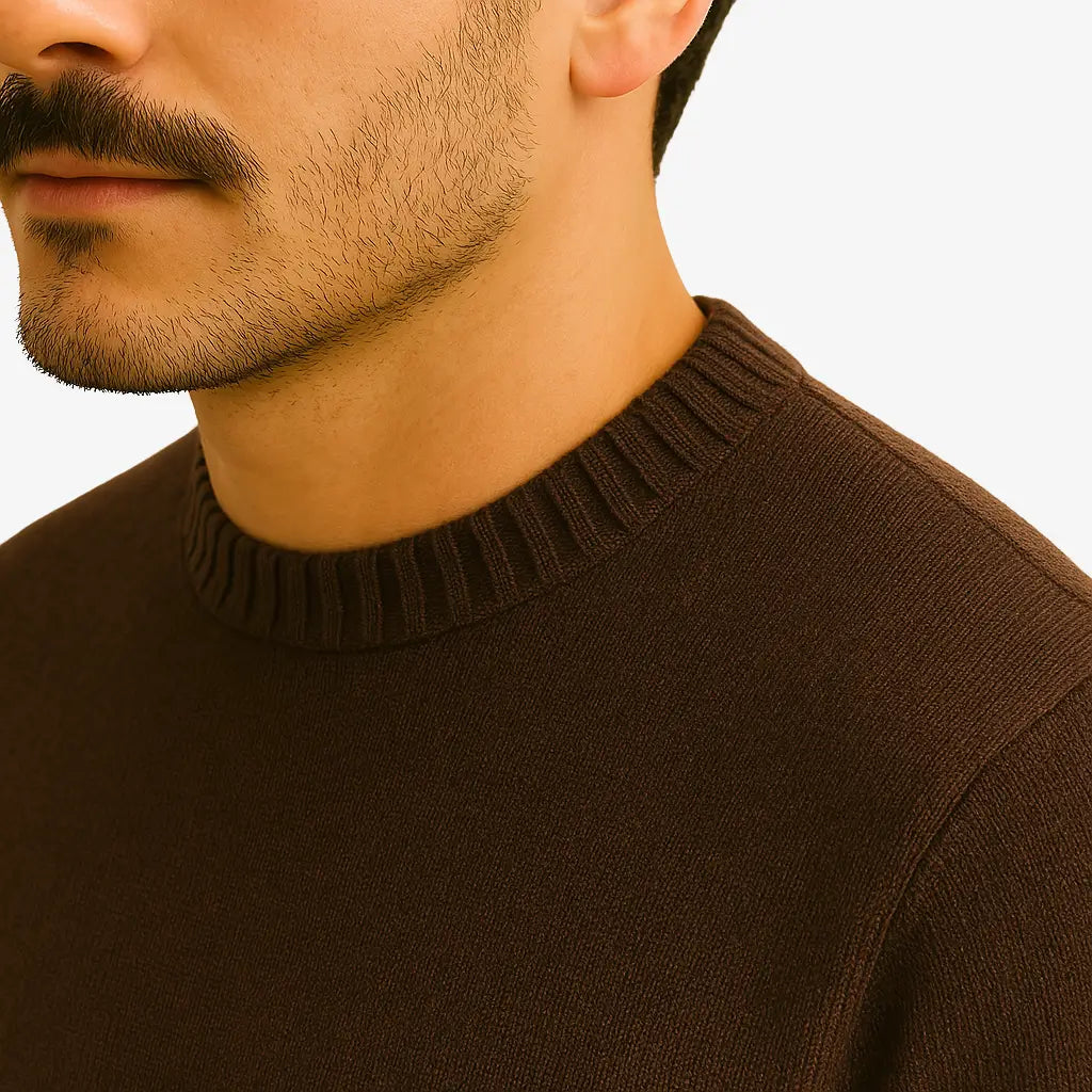 Homem vestindo suéter masculino marrom escuro de tricô, com gola redonda e mangas compridas, ideal para o inverno.