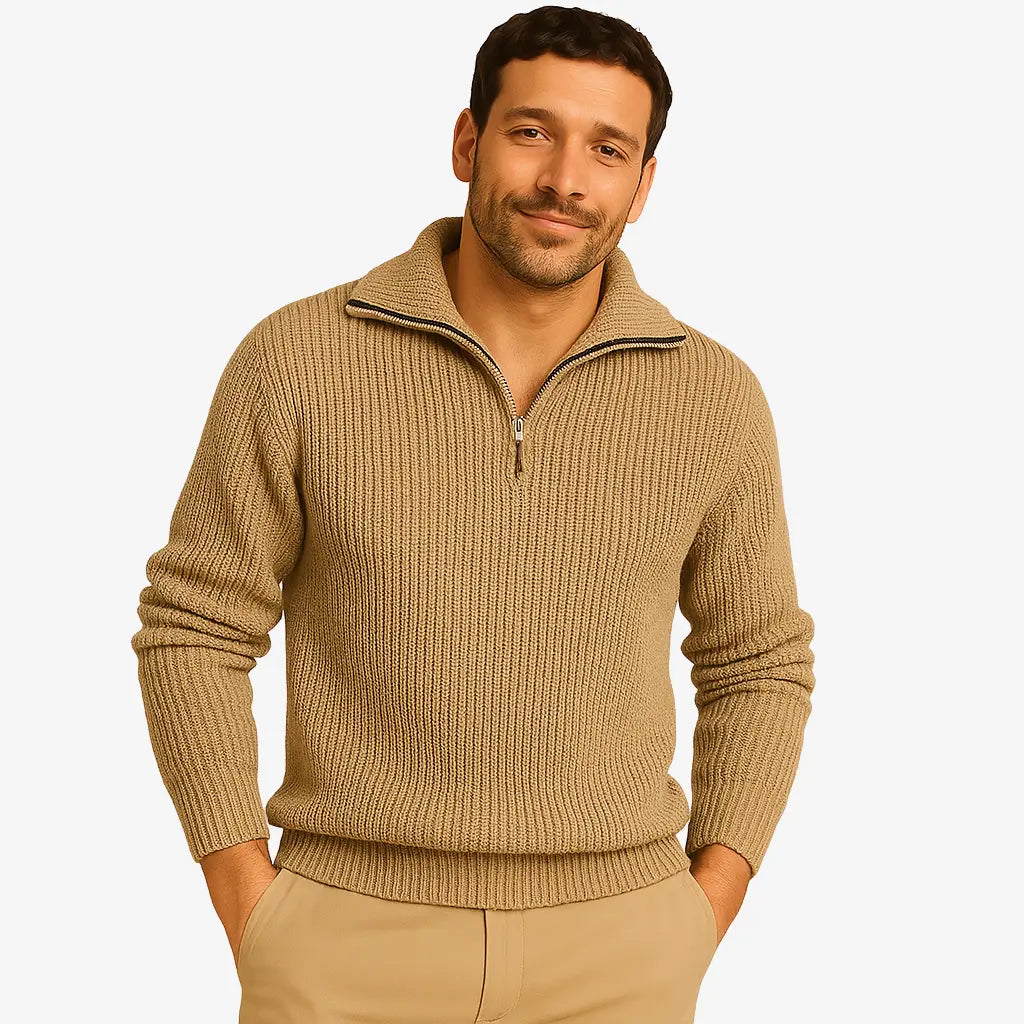 Homem estiloso vestindo suéter de lã com zíper, gola alta e textura canelada. Look casual elegante com calça chino clara para dias frios