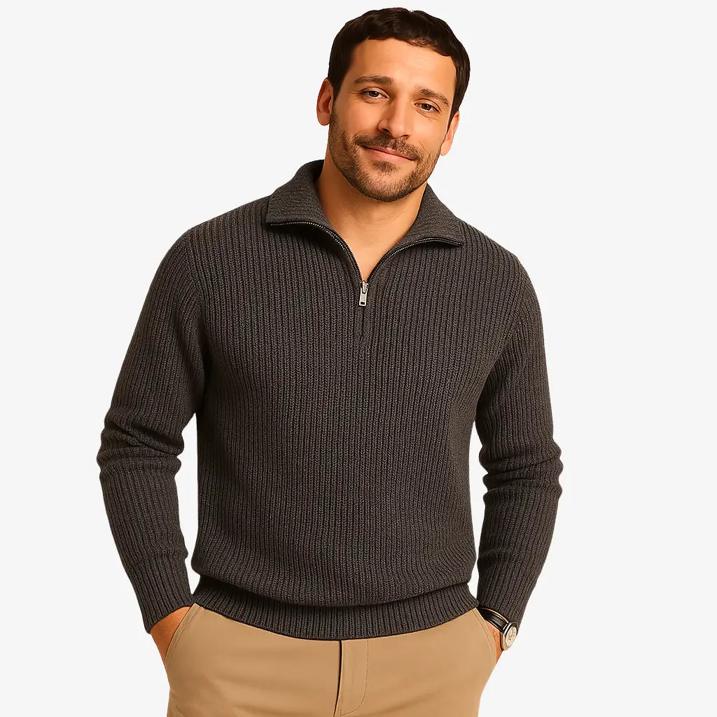 Homem estiloso vestindo suéter de lã com zíper, gola alta e textura canelada. Look casual elegante com calça chino clara para dias frios