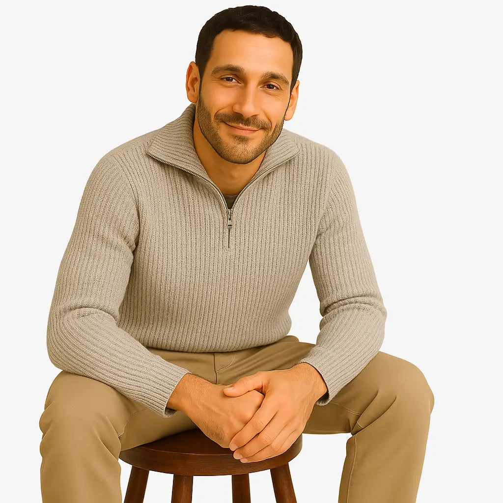 Homem estiloso vestindo suéter de lã com zíper, gola alta e textura canelada. Look casual elegante com calça chino clara para dias frios