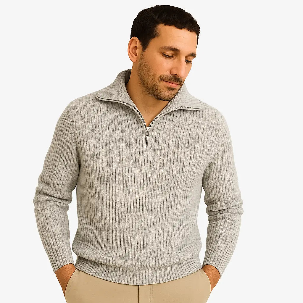 Homem estiloso vestindo suéter de lã com zíper, gola alta e textura canelada. Look casual elegante com calça chino clara para dias frios