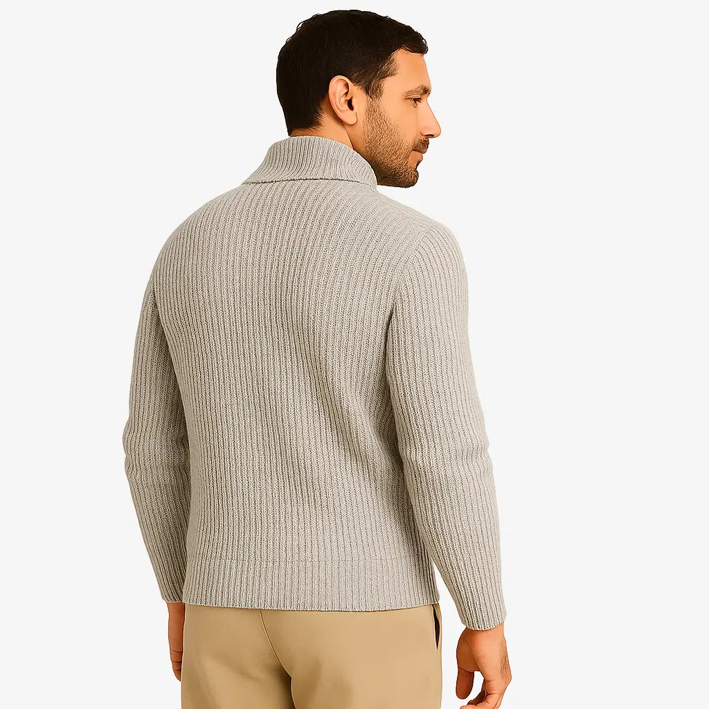 Homem estiloso vestindo suéter de lã com zíper, gola alta e textura canelada. Look casual elegante com calça chino clara para dias frios