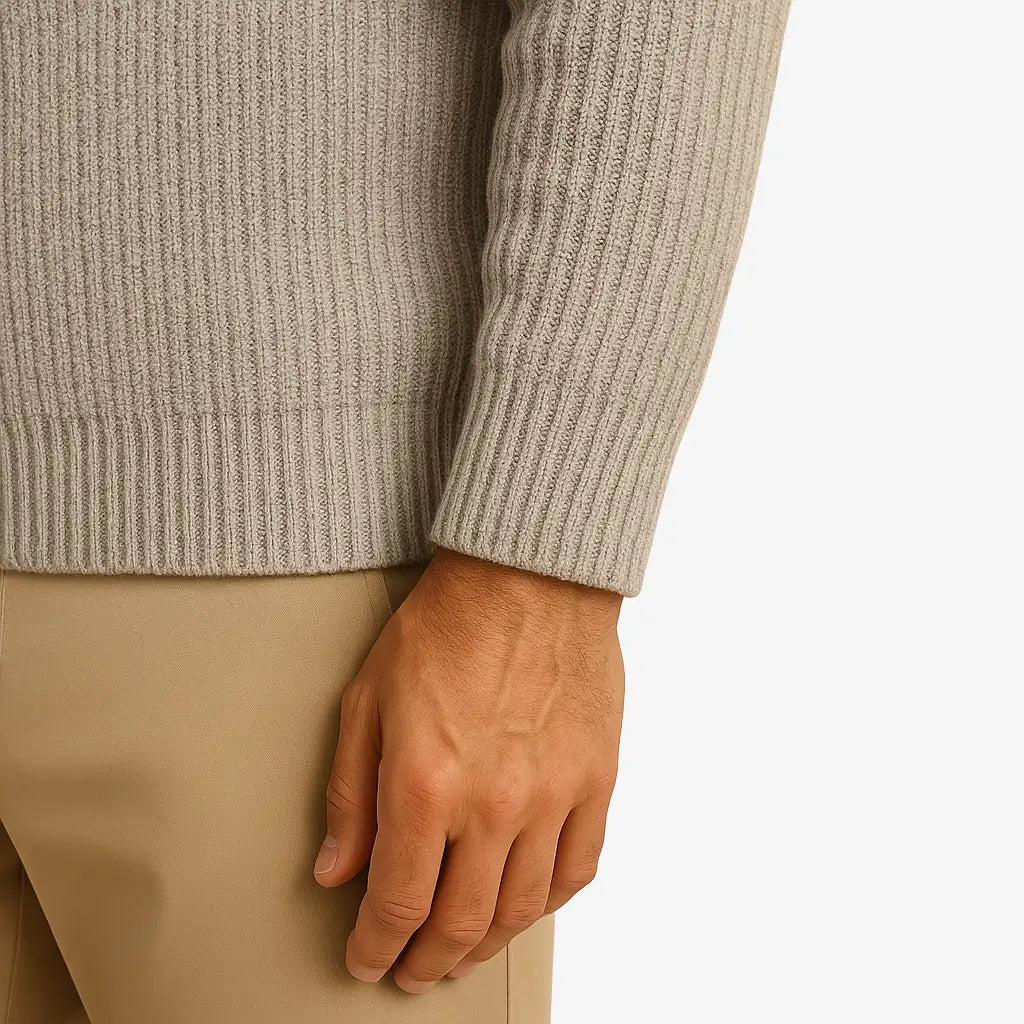 Homem estiloso vestindo suéter de lã com zíper, gola alta e textura canelada. Look casual elegante com calça chino clara para dias frios