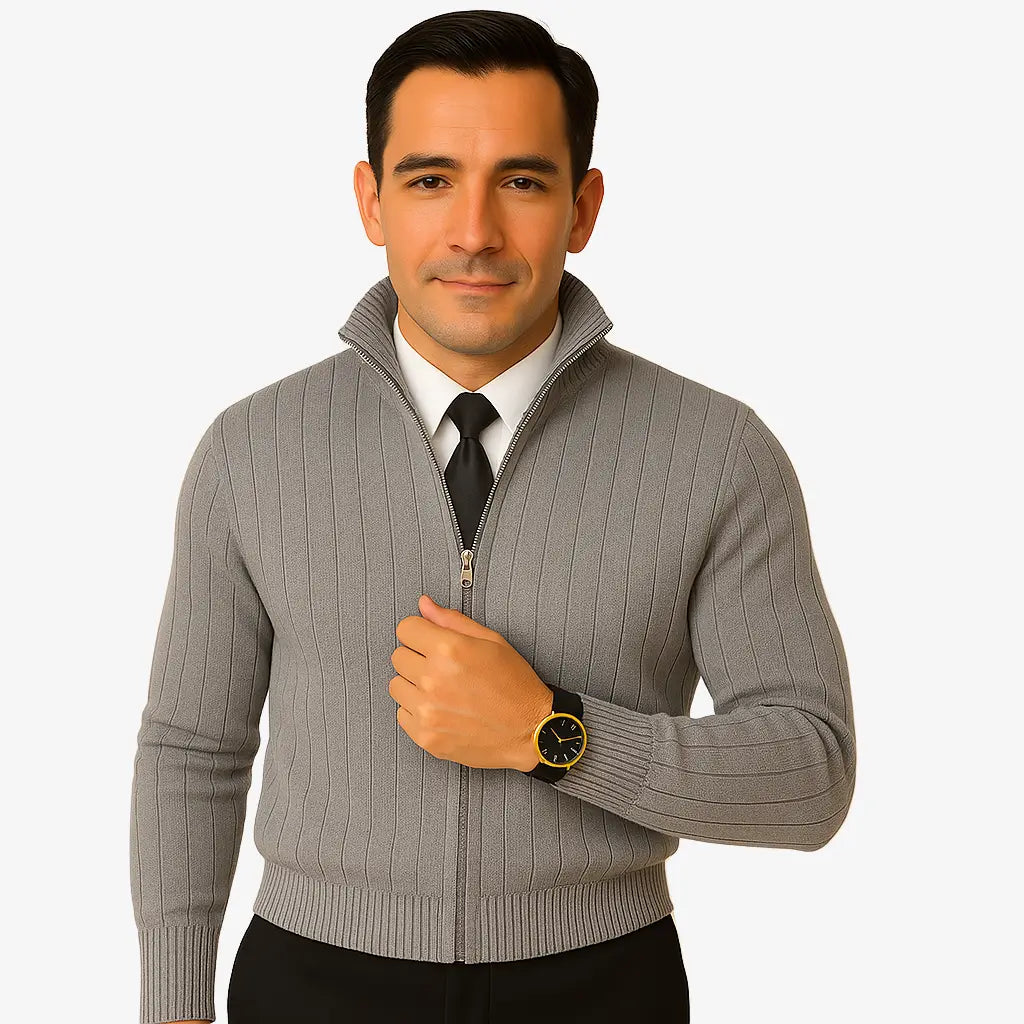 Homem elegante vestindo suéter cinza de lã com zíper e textura canelada, camisa branca e gravata preta. Estilo refinado para o inverno.