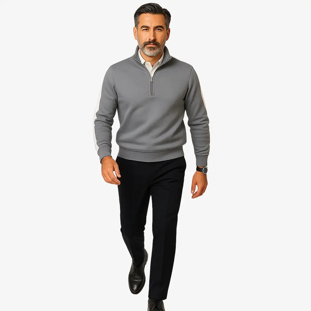 Homem maduro vestindo suéter cinza masculino com zíper e detalhes brancos nas mangas, estilo casual e sofisticado.
