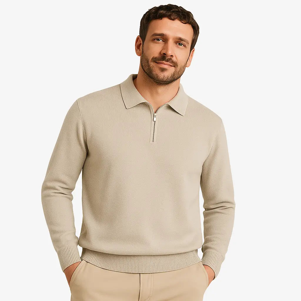 Homem estiloso vestindo suéter de lã com zíper, gola alta e textura canelada. Look casual elegante com calça chino clara para dias frios