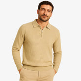 Homem estiloso vestindo suéter de lã com zíper, gola alta e textura canelada. Look casual elegante com calça chino clara para dias frios