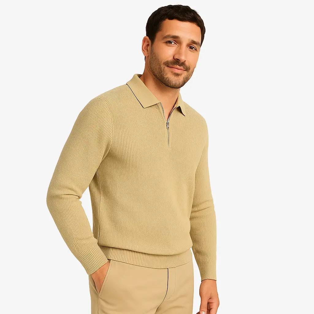 Homem estiloso vestindo suéter de lã com zíper, gola alta e textura canelada. Look casual elegante com calça chino clara para dias frios