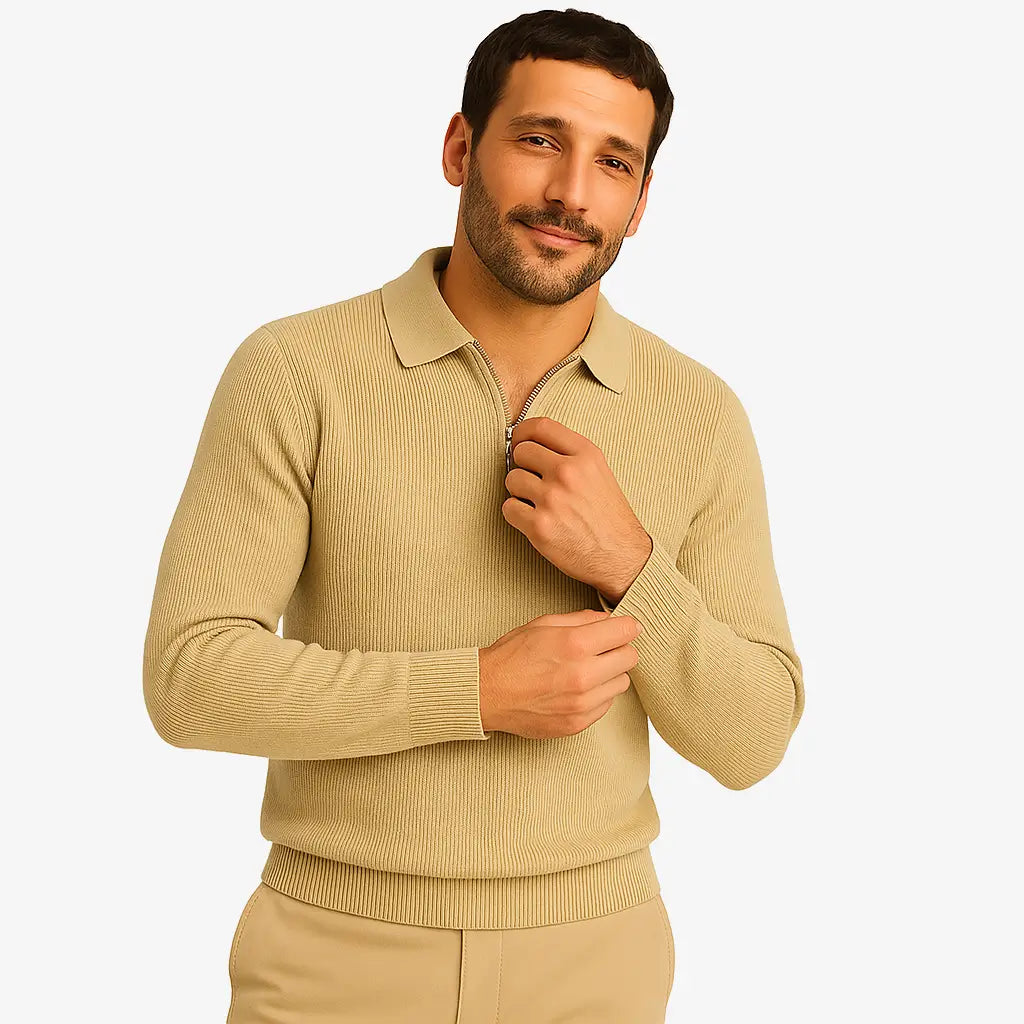 Homem estiloso vestindo suéter de lã com zíper, gola alta e textura canelada. Look casual elegante com calça chino clara para dias frios