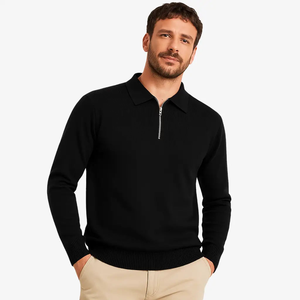 Homem estiloso vestindo suéter de lã com zíper, gola alta e textura canelada. Look casual elegante com calça chino clara para dias frios