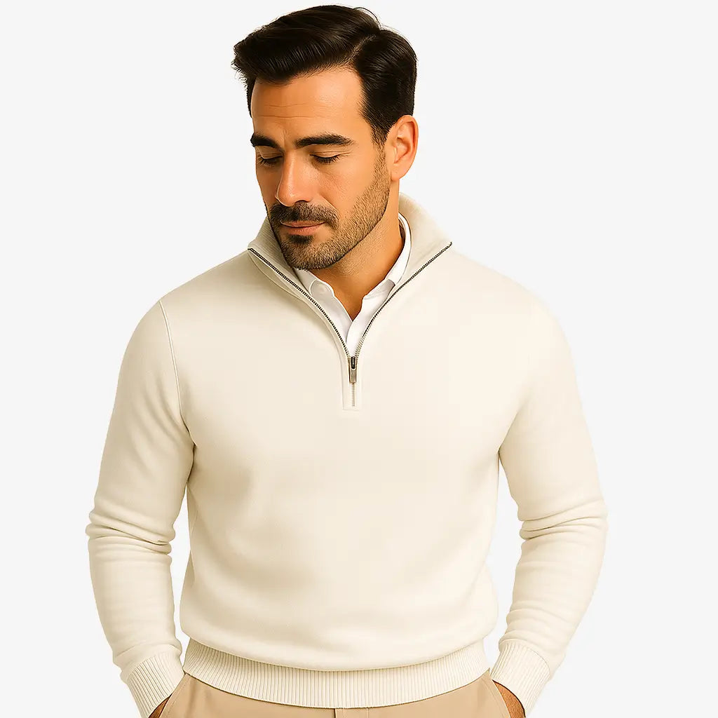 Homem vestindo suéter masculino branco com zíper e camisa branca, calça chino bege — look casual elegante