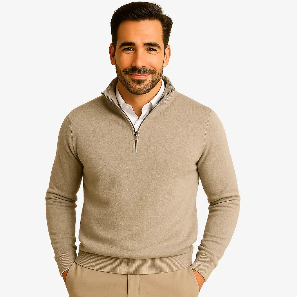 Homem vestindo suéter masculino caqui com zíper e camisa branca, calça chino bege — look casual elegante