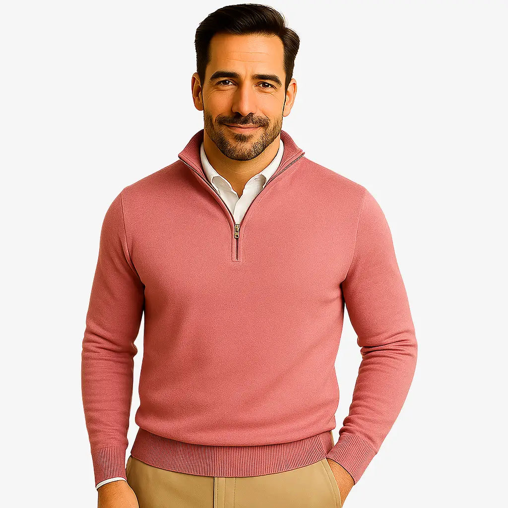 Homem vestindo suéter masculino rosa com zíper e camisa branca, calça chino bege — look casual elegante