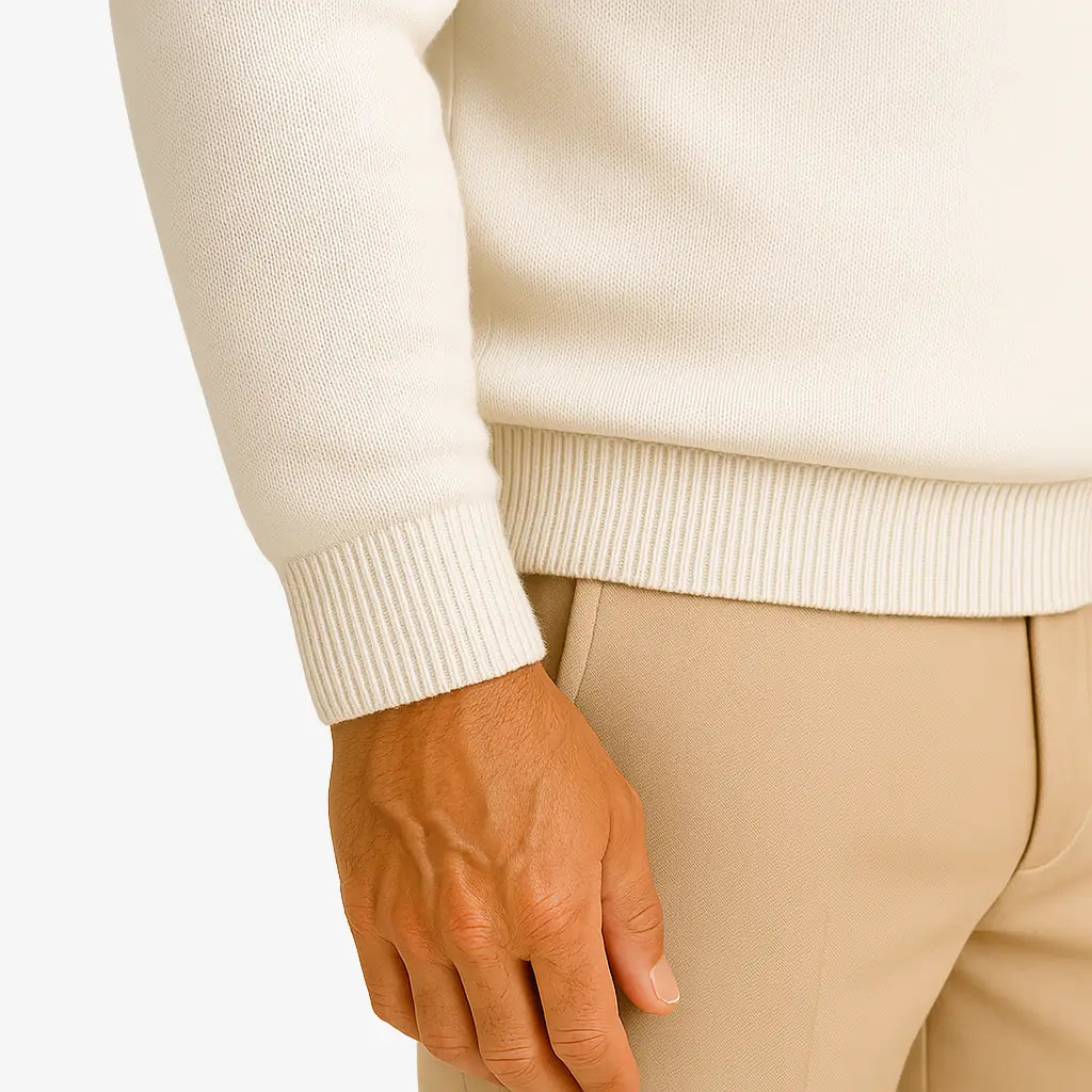 Homem vestindo suéter masculino branco com zíper e camisa branca, calça chino bege — look casual elegante