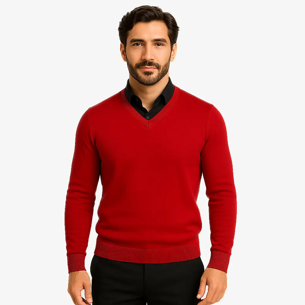 Homem vestindo suéter masculino vermelho de tricô, com gola V e mangas compridas, ideal para o inverno.