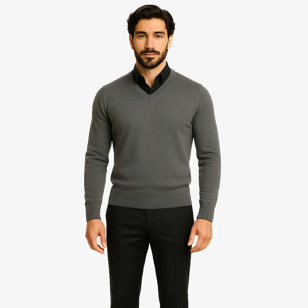 Homem vestindo suéter masculino cinza de tricô, com gola V e mangas compridas, ideal para o inverno.
