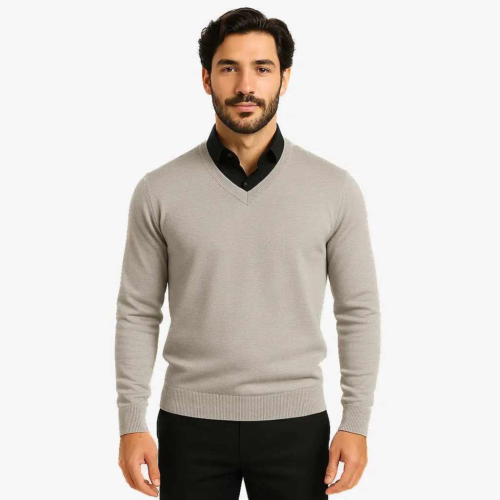 Homem vestindo suéter masculino cinza claro de tricô, com gola V e mangas compridas, ideal para o inverno.