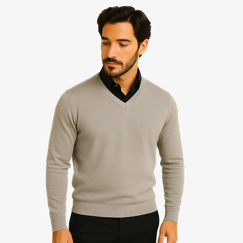 Homem vestindo suéter masculino cinza claro de tricô, com gola V e mangas compridas, ideal para o inverno.
