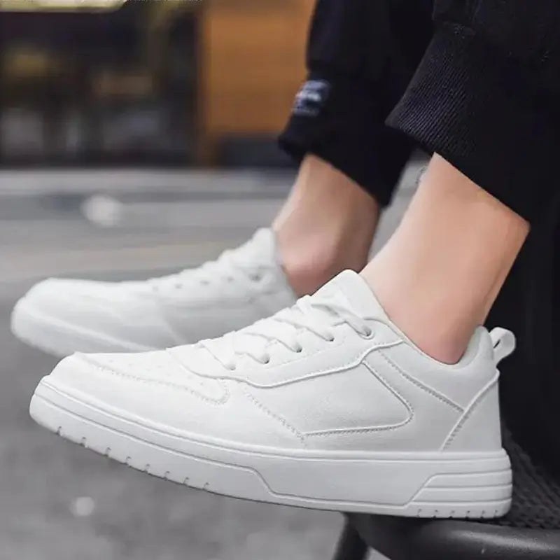 Tênis casual masculino branco, modelo casual, ideal para uso diário, confortável e respirável.