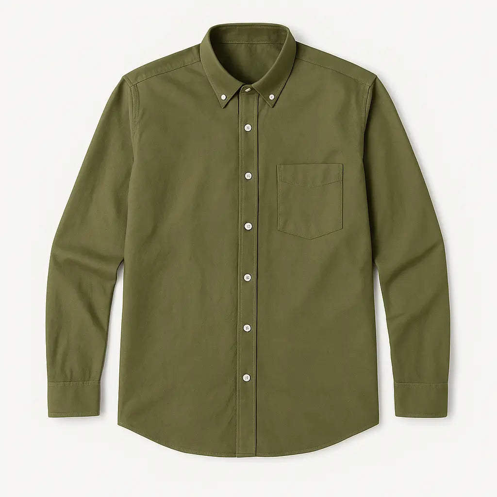 Camisa masculina Oxford verde militar manga longa, com gola colarinho, bolso no peito e botões frontais brancos, estilo casual e elegante.