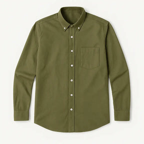 Camisa masculina Oxford verde militar manga longa, com gola colarinho, bolso no peito e botões frontais brancos, estilo casual e elegante.