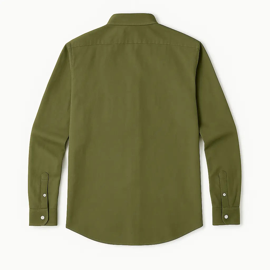 Camisa masculina Oxford verde militar manga longa, com gola colarinho, bolso no peito e botões frontais brancos, estilo casual e elegante.