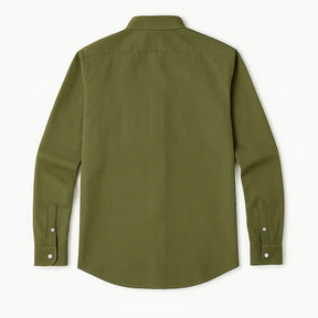 Camisa masculina Oxford verde militar manga longa, com gola colarinho, bolso no peito e botões frontais brancos, estilo casual e elegante.