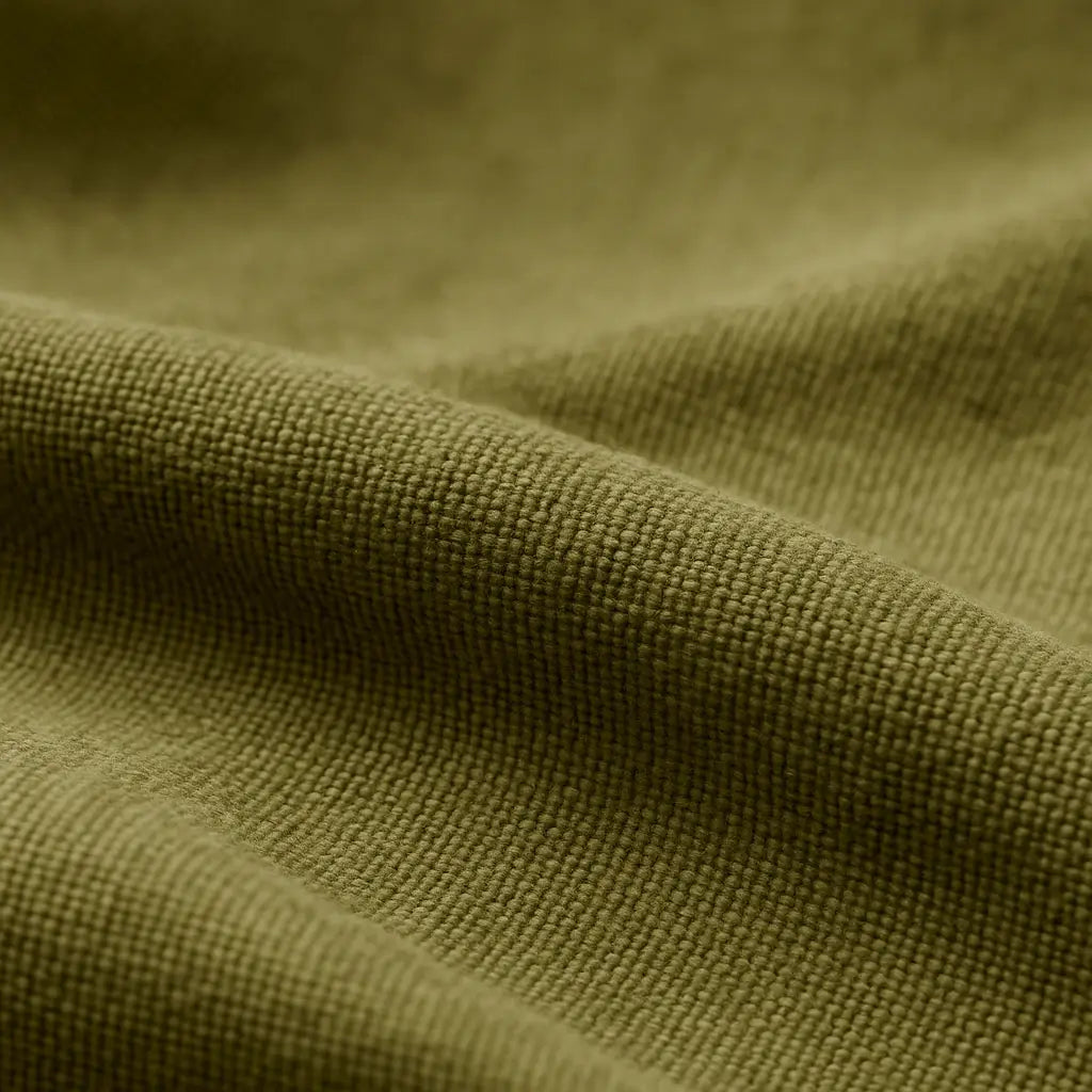Camisa masculina Oxford verde militar manga longa, com gola colarinho, bolso no peito e botões frontais brancos, estilo casual e elegante.