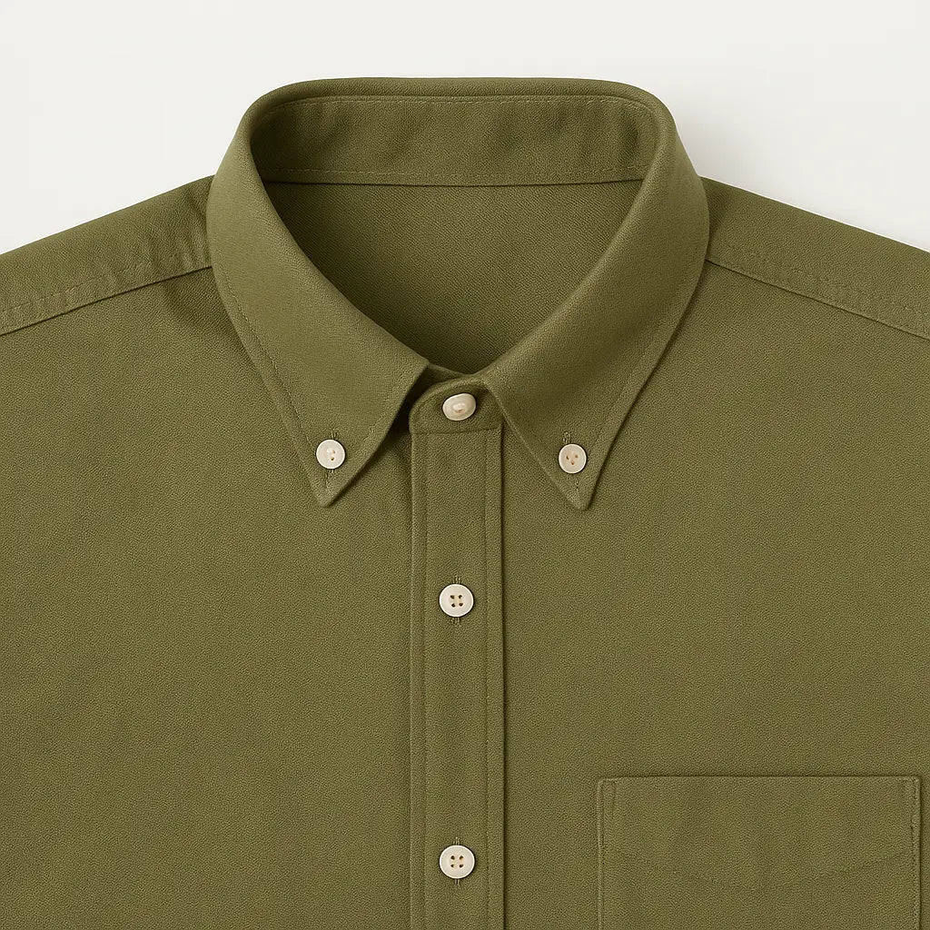 Camisa masculina Oxford verde militar manga longa, com gola colarinho, bolso no peito e botões frontais brancos, estilo casual e elegante.