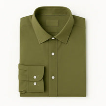 Camisa masculina Oxford verde militar manga longa, com gola colarinho, bolso no peito e botões frontais brancos, estilo casual e elegante.