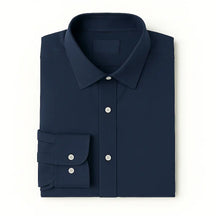 Camisa masculina Oxford azul marinho manga longa, com gola colarinho, bolso no peito e botões frontais brancos, estilo casual e elegante.