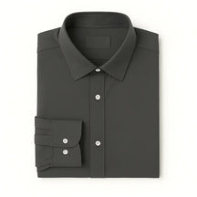 Camisa masculina Oxford cinza escuro manga longa, com gola colarinho, bolso no peito e botões frontais brancos, estilo casual e elegante.