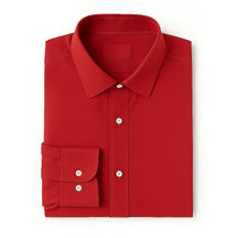 Camisa masculina Oxford vermelha manga longa, com gola colarinho, bolso no peito e botões frontais brancos, estilo casual e elegante.